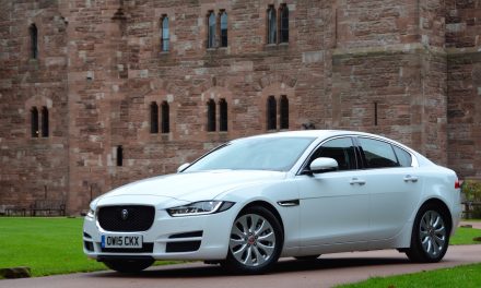 Jaguar XE Layak Jadi Pilihan Sedan Mewah Anda, Ini Alasannya!